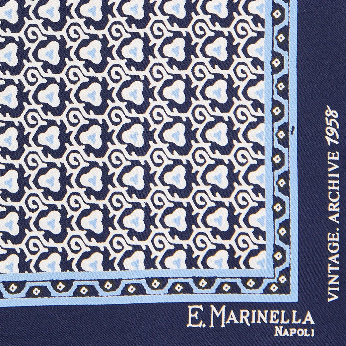 E.Marinella POCHETTE DA TASCHINO IN SETA STAMPATA A MANO BLU SCURO Fantasia archivio 1958